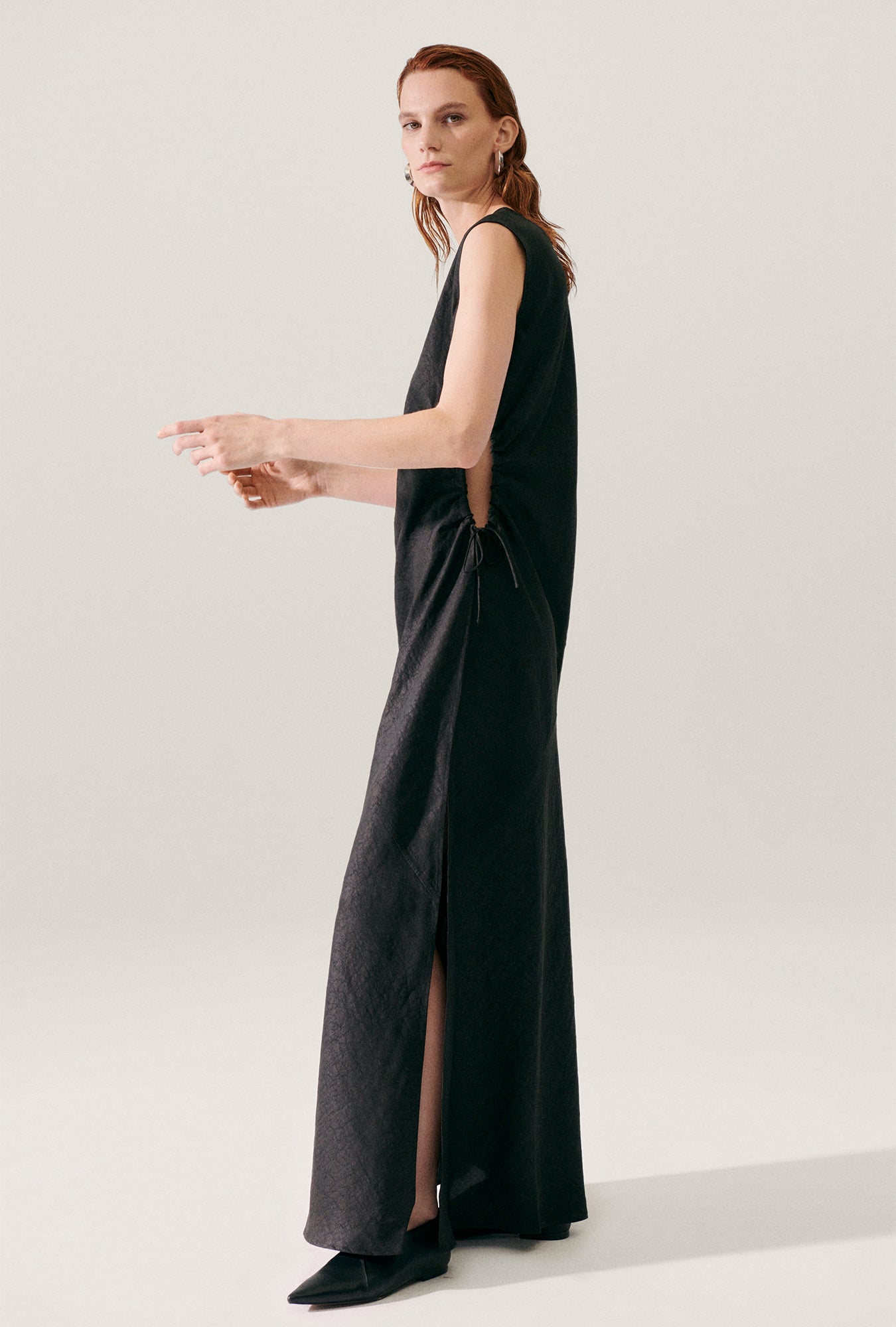 MUD SILK KEYHOLE DRESS BLACK